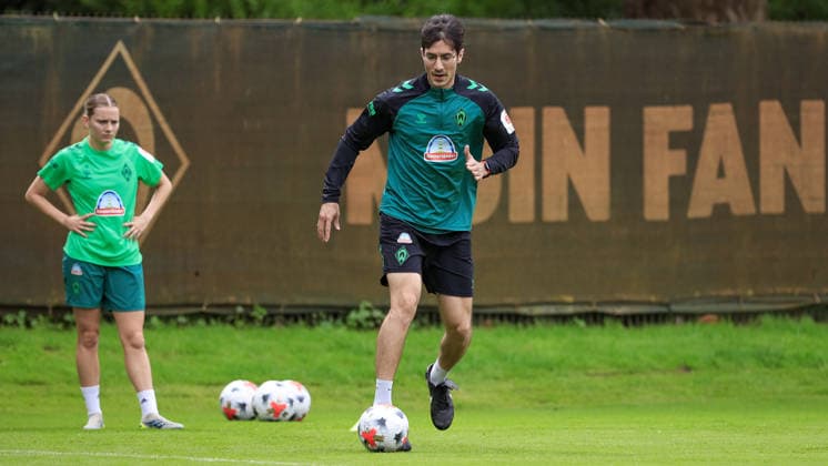 v.li.: Sarah Ernst (SV Werder Bremen) und Alvaro Chaparro (Athletiktrainer, SV Werder Bremen) bei einer Trainingsübung, 09.07.2026, Bremen (Deutschland), Fussball, Google Pixel Frauen-Bundesliga, Trainingsauftakt SV Werder Bremen *** From left: Sarah Ernst of SV Werder Bremen and Alvaro Chaparro, athletic trainer for SV Werder Bremen, during a training drill, July 9, 2026, Bremen, Germany; soccer; Google Pixel Women s Bundesliga; SV Werder Bremen s first training session of the season xobx