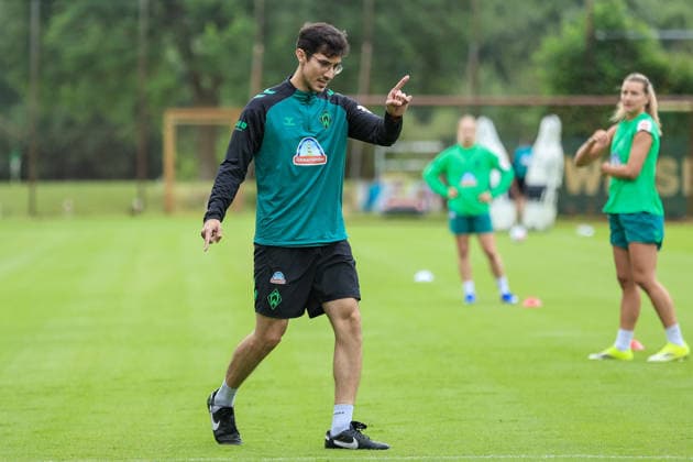 Alvaro Chaparro (Athletiktrainer, SV Werder Bremen) erläutert eine Übung, gibt Anweisungen, gestikuliert, mit den Armen gestikulieren, 09.07.2026, Bremen (Deutschland), Fussball, Google Pixel Frauen-Bundesliga, Trainingsauftakt SV Werder Bremen *** Alvaro Chaparro, athletic trainer for SV Werder Bremen, explains an exercise, gives instructions, and gestures with his arms, July 9, 2026, Bremen, Germany, soccer, Google Pixel Women s Bundesliga, SV Werder Bremen s first training session of the season xobx
