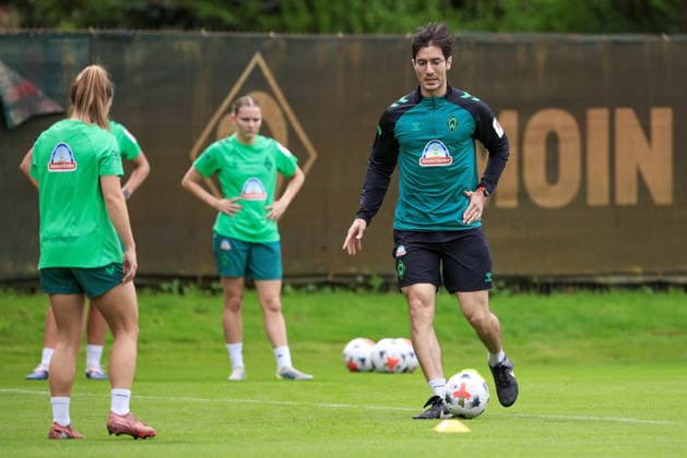 v.li.: Michelle Weiß (SV Werder Bremen) und Alvaro Chaparro (Athletiktrainer, SV Werder Bremen) bei einer Trainingsübung, 09.07.2026, Bremen (Deutschland), Fussball, Google Pixel Frauen-Bundesliga, Trainingsauftakt SV Werder Bremen *** From left: Michelle Weiß of SV Werder Bremen and Alvaro Chaparro, athletic trainer for SV Werder Bremen, during a training drill, July 9, 2026, Bremen, Germany; soccer; Google Pixel Women s Bundesliga; SV Werder Bremen s first training session of the season xobx