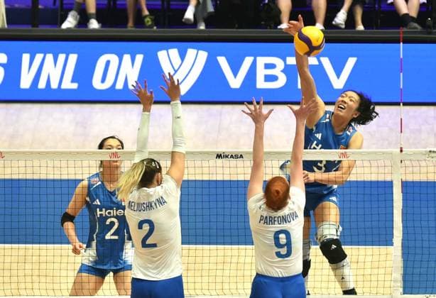 (260709) -- HONG KONG, July 9, 2026 -- Tang Xin (1st R) of China spikes the ball during the match between China and Ukraine at the Women s Volleyball Nations League (VNL) 2026 in Hong Kong, south China, July 9, 2026. ) (SP)CHINA-HONG KONG-VOLLEYBALL-NATIONS LEAGUE-WOMEN-CHN VS UKR (CN) LoxPingxFai 
