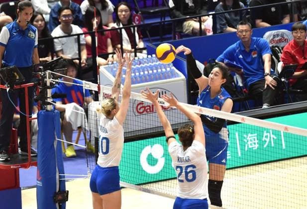 (260709) -- HONG KONG, July 9, 2026 -- Yang Shuming (1st R) of China spikes the ball during the match between China and Ukraine at the Women s Volleyball Nations League (VNL) 2026 in Hong Kong, south China, July 9, 2026. ) (SP)CHINA-HONG KONG-VOLLEYBALL-NATIONS LEAGUE-WOMEN-CHN VS UKR (CN) LoxPingxFai 