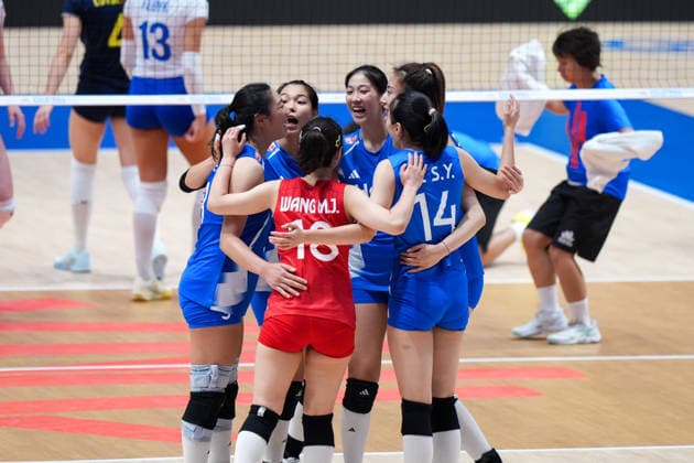 (260709) -- HONG KONG, July 9, 2026 -- Players of China celebrate after scoring during the match between China and Ukraine at the Women s Volleyball Nations League (VNL) 2026 in Hong Kong, south China, July 9, 2026. ) (SP)CHINA-HONG KONG-VOLLEYBALL-NATIONS LEAGUE-WOMEN-CHN VS UKR (CN) ZhuxWei 