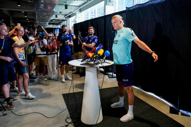 Fotball-VM 2026 Fort Lauderdale, Florida , USA 20260709. Norges Erling Braut Haaland, Morten Thorsby og Kristian Thorstvedt under et pressetreff med Norges herrelandslag i fotball pa Inter Miami CF Stadium. Foto: Fredrik Varfjell NTB Fort Lauderdale, Florida USA EDITORIAL USE ONLY. RESTRICTED USE FOR BETTING COMPANIES Ref:_SPOViVt8KPjXDI.jpg *** 2026 FIFA World Cup, Fort Lauderdale, Florida, USA 20260709 Norway’s Erling Braut Haaland, Morten Thorsby, and Kristian Thorstvedt during a press conference with the Norwegian men’s national soccer team at Inter Miami CF Stadium. Photo: Fredrik Varfjell, NTB, Fort Lauderdale, Florida, USA EDITORIAL USE ONLY RESTRICTED USE FOR BETTING COMPANIES  Copyright: xFredrikxVarfjellx xNTBx
