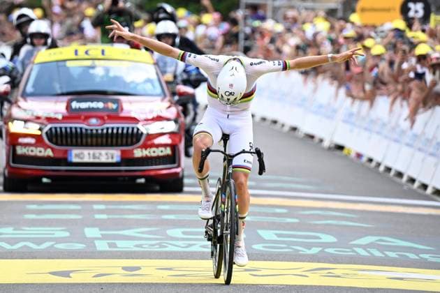 Tour de France 2026 Stage 6 GAVARNIE-CEDRE, FRANCE - JULY 09 : Pogacar Tadej (SLO) of UAE Team Emirates - XRG celebrates the victory after stage 6 of the 113rd edition of Tour de France an UCI World Tour 2.UWT cycling road race stage for Men Elite of 186 km with start in Pau and finish in Gavarnie-Cedre on July 9, 2026 in Gavarnie-Cedre, France, 09 07 2026 ( Motordriver Kurt Vandenborre - Gavarnie-Cedre France  Copyright: xJasperxJacobsx