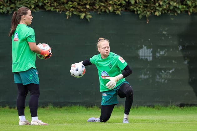 v.li.: Mariella El Sherif (Torhüterin, Torwart, SV Werder Bremen) und Thea Farwick (Torhüterin, Torwart, SV Werder Bremen) bei einer Trainingsübung, 09.07.2026, Bremen (Deutschland), Fussball, Google Pixel Frauen-Bundesliga, Trainingsauftakt SV Werder Bremen *** From left: Mariella El Sherif, goalkeeper, SV Werder Bremen, and Thea Farwick, goalkeeper, SV Werder Bremen, during a training drill, July 9, 2026, Bremen, Germany, soccer, Google Pixel Women s Bundesliga, SV Werder Bremen s first training session of the season xobx