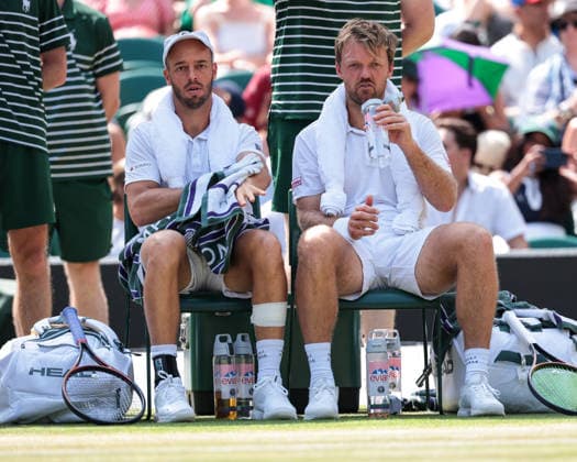 Kevin Krawietz, Tim Puetz sitzen auf demStuhl waehrend der Spielpause mit einem Eispack auf der Schulter, Hitze, Herren Doppel, Men s Doubles Tennis - Wimbledon 2026 - Grand Slam ITF ATP, Tennis Herren WTA, Tennis Damen - AELTC - London - - Great Britain - 9 July 2026. *** Kevin Krawietz and Tim Puetz sit on a chair during a break in play with an ice pack on their shoulders; heat; men s doubles; Wimbledon 2026 Grand Slam; ITF, ATP, WTA; AELTC; London, Great Britain; July 9, 2026 Copyright: xJuergenxHasenkopfx