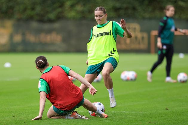v.li.: Elena Mühlemann (SV Werder Bremen) und Sarah Ernst (SV Werder Bremen) im Zweikampf, Duell, Dynamik, Aktion, Action, Spielszene, 09.07.2026, Bremen (Deutschland), Fussball, Google Pixel Frauen-Bundesliga, Trainingsauftakt SV Werder Bremen *** From left: Elena Mühlemann (SV Werder Bremen) and Sarah Ernst (SV Werder Bremen) in a one-on-one battle, duel, dynamic moment, action, game scene, July 9, 2026, Bremen, Germany, soccer, Google Pixel Women s Bundesliga, SV Werder Bremen s first training session of the season xobx