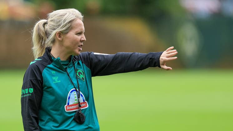 Friederike Kromp (Fritzy Kromp, Trainerin, Cheftrainerin, SV Werder Bremen) Portrait, Nahaufnahme, Einzelfoto, Einzelbild, gibt Anweisungen, gestikuliert, mit den Armen gestikulieren, 09.07.2026, Bremen (Deutschland), Fussball, Google Pixel Frauen-Bundesliga, Trainingsauftakt SV Werder Bremen *** Friederike Kromp (Fritzy Kromp), coach, head coach, SV Werder Bremen portrait, close-up, single photo, single image, giving instructions, gesturing, gesturing with her arms, July 9, 2026, Bremen, Germany, soccer, Google Pixel Women’s Bundesliga, start of training for SV Werder Bremen xobx