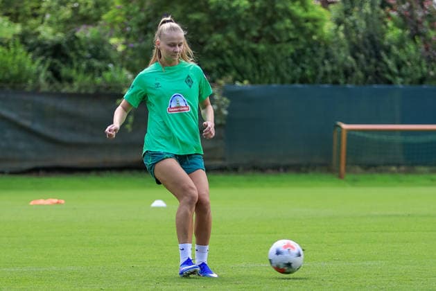 Isabella Jaron (SV Werder Bremen) am Ball, Einzelbild, Ganzkörper, Aktion, Action, Spielszene, 09.07.2026, Bremen (Deutschland), Fussball, Google Pixel Frauen-Bundesliga, Trainingsauftakt SV Werder Bremen *** Isabella Jaron of SV Werder Bremen with the ball, single frame, full body, action, game scene, July 9, 2026, Bremen, Germany, soccer, Google Pixel Women s Bundesliga, SV Werder Bremen training kickoff xobx