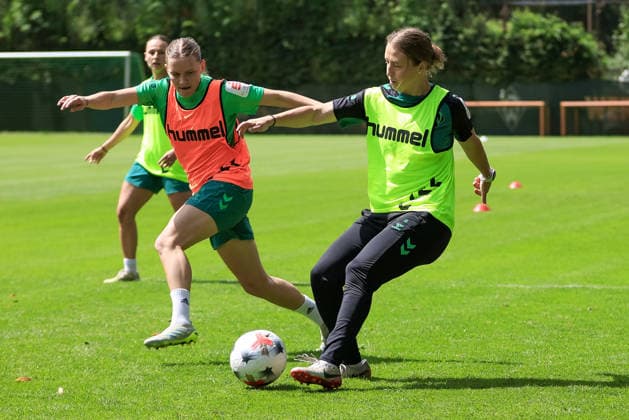 v.li.: Sarah Ernst (SV Werder Bremen) und Michaela Specht (Co-Trainerin, SV Werder Bremen) im Zweikampf, Duell, Dynamik, Aktion, Action, Spielszene, 09.07.2026, Bremen (Deutschland), Fussball, Google Pixel Frauen-Bundesliga, Trainingsauftakt SV Werder Bremen *** From left: Sarah Ernst of SV Werder Bremen and Michaela Specht, assistant coach of SV Werder Bremen, in a one-on-one battle, duel, dynamic moment, action, game scene, July 9, 2026, Bremen, Germany, soccer, Google Pixel Women s Bundesliga, SV Werder Bremen s first training session of the season xobx