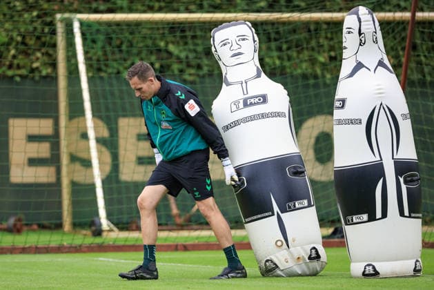 Hendrik Lemke (Torwart-Trainer, SV Werder Bremen) räumt Trainingsfiguren, Trainingsdummys, Trainingsdummies weg, 09.07.2026, Bremen (Deutschland), Fussball, Google Pixel Frauen-Bundesliga, Trainingsauftakt SV Werder Bremen *** Hendrik Lemke, goalkeeper coach for SV Werder Bremen, puts away training cones and dummies, July 9, 2026, Bremen, Germany, soccer, Google Pixel Women s Bundesliga, SV Werder Bremen training kickoff xobx