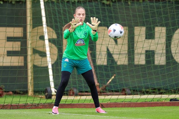 Sinem Özdemir (Torhüterin, Torwart, SV Werder Bremen) bei einer Trainingsübung, 09.07.2026, Bremen (Deutschland), Fussball, Google Pixel Frauen-Bundesliga, Trainingsauftakt SV Werder Bremen *** Sinem Özdemir, goalkeeper, SV Werder Bremen during a training drill, July 9, 2026, Bremen, Germany, soccer, Google Pixel Women s Bundesliga, SV Werder Bremen s first training session of the season xobx