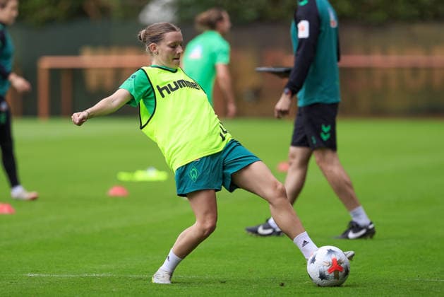 Sarah Ernst (SV Werder Bremen) am Ball, Einzelbild, Ganzkörper, Aktion, Action, Spielszene, 09.07.2026, Bremen (Deutschland), Fussball, Google Pixel Frauen-Bundesliga, Trainingsauftakt SV Werder Bremen *** Sarah Ernst of SV Werder Bremen with the ball, single frame, full body, action, game scene, July 9, 2026, Bremen, Germany, soccer, Google Pixel Women s Bundesliga, SV Werder Bremen training kickoff xobx