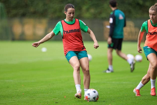 Elena Mühlemann (SV Werder Bremen) am Ball, Einzelbild, Ganzkörper, Aktion, Action, Spielszene, 09.07.2026, Bremen (Deutschland), Fussball, Google Pixel Frauen-Bundesliga, Trainingsauftakt SV Werder Bremen *** Elena Mühlemann of SV Werder Bremen with the ball, single frame, full-body shot, action, game scene, July 9, 2026, Bremen, Germany, soccer, Google Pixel Women s Bundesliga, SV Werder Bremen training kickoff xobx