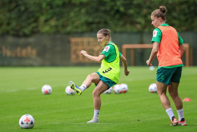 v.li.: Sarah Ernst (SV Werder Bremen) und Michelle Ulbrich (SV Werder Bremen) im Zweikampf, Duell, Dynamik, Aktion, Action, Spielszene, 09.07.2026, Bremen (Deutschland), Fussball, Google Pixel Frauen-Bundesliga, Trainingsauftakt SV Werder Bremen *** From left: Sarah Ernst (SV Werder Bremen) and Michelle Ulbrich (SV Werder Bremen) in a one-on-one battle, duel, dynamic moment, action, game scene, July 9, 2026, Bremen, Germany, soccer, Google Pixel Women s Bundesliga, SV Werder Bremen s first training session of the season xobx