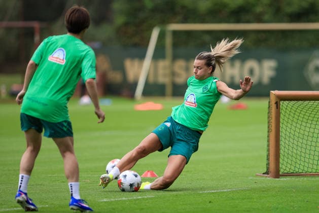 Medina Desic (SV Werder Bremen) am Ball, Einzelbild, Ganzkörper, Aktion, Action, Spielszene, 09.07.2026, Bremen (Deutschland), Fussball, Google Pixel Frauen-Bundesliga, Trainingsauftakt SV Werder Bremen *** Medina Desic of SV Werder Bremen with the ball, single frame, full body, action, game scene, July 9, 2026, Bremen, Germany, soccer, Google Pixel Women s Bundesliga, SV Werder Bremen training kickoff xobx