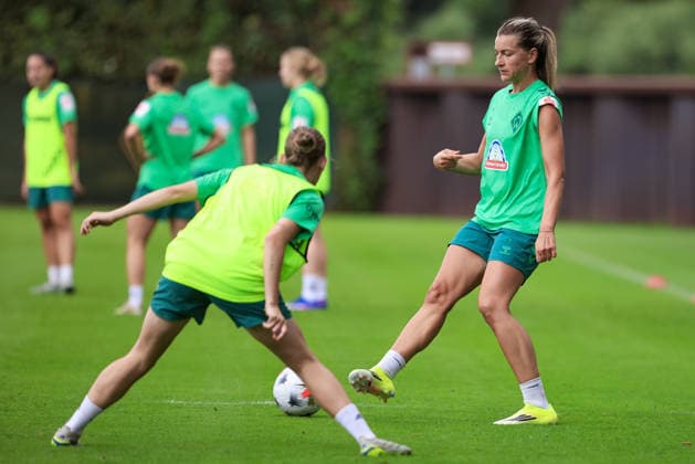 Medina Desic (SV Werder Bremen) am Ball, Einzelbild, Ganzkörper, Aktion, Action, Spielszene, 09.07.2026, Bremen (Deutschland), Fussball, Google Pixel Frauen-Bundesliga, Trainingsauftakt SV Werder Bremen *** Medina Desic of SV Werder Bremen with the ball, single frame, full body, action, game scene, July 9, 2026, Bremen, Germany, soccer, Google Pixel Women s Bundesliga, SV Werder Bremen training kickoff xobx