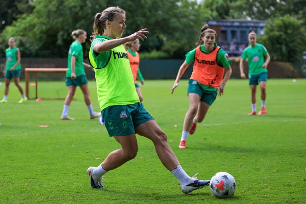 Lena Petermann (SV Werder Bremen) am Ball, Einzelbild, Ganzkörper, Aktion, Action, Spielszene, 09.07.2026, Bremen (Deutschland), Fussball, Google Pixel Frauen-Bundesliga, Trainingsauftakt SV Werder Bremen *** Lena Petermann of SV Werder Bremen with the ball, single frame, full-body shot, action, game scene, July 9, 2026, Bremen, Germany, soccer, Google Pixel Women s Bundesliga, SV Werder Bremen training kickoff xobx