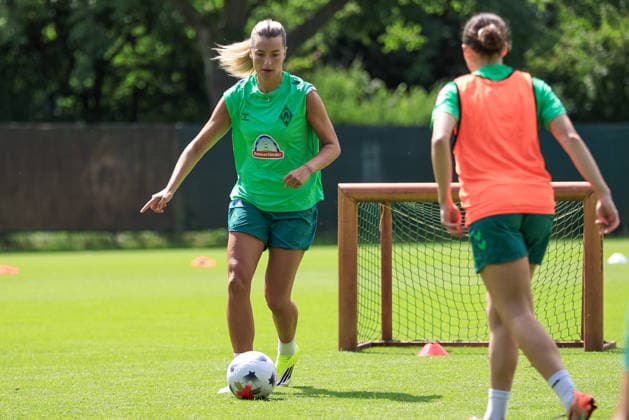 Medina Desic (SV Werder Bremen) am Ball, Einzelbild, Ganzkörper, Aktion, Action, Spielszene, 09.07.2026, Bremen (Deutschland), Fussball, Google Pixel Frauen-Bundesliga, Trainingsauftakt SV Werder Bremen *** Medina Desic of SV Werder Bremen with the ball, single frame, full body, action, game scene, July 9, 2026, Bremen, Germany, soccer, Google Pixel Women s Bundesliga, SV Werder Bremen training kickoff xobx