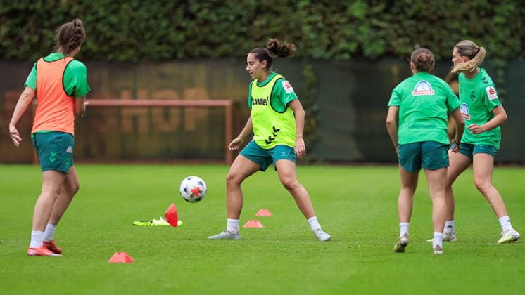 Wiktoria Zieniewicz (SV Werder Bremen) am Ball, Einzelbild, Ganzkörper, Aktion, Action, Spielszene, 09.07.2026, Bremen (Deutschland), Fussball, Google Pixel Frauen-Bundesliga, Trainingsauftakt SV Werder Bremen *** Wiktoria Zieniewicz of SV Werder Bremen with the ball, single frame, full body, action, game scene, July 9, 2026, Bremen, Germany, soccer, Google Pixel Women s Bundesliga, SV Werder Bremen training kickoff xobx