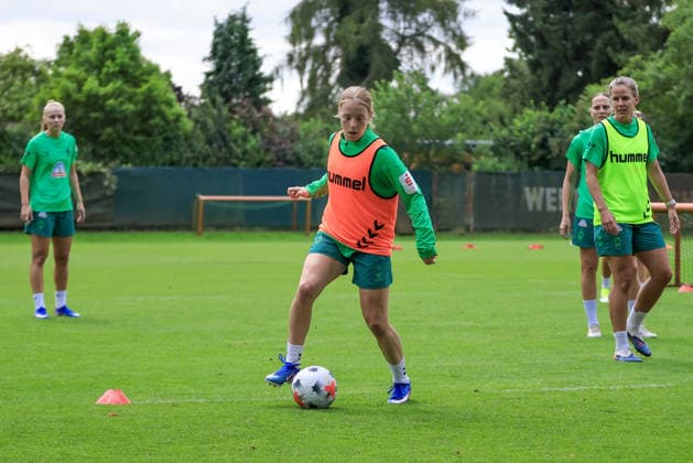 Elena Dhont (SV Werder Bremen) am Ball, Einzelbild, Ganzkörper, Aktion, Action, Spielszene, 09.07.2026, Bremen (Deutschland), Fussball, Google Pixel Frauen-Bundesliga, Trainingsauftakt SV Werder Bremen *** Elena Dhont of SV Werder Bremen with the ball, single frame, full body, action, game scene, July 9, 2026, Bremen, Germany, soccer, Google Pixel Women s Bundesliga, SV Werder Bremen training kickoff xobx