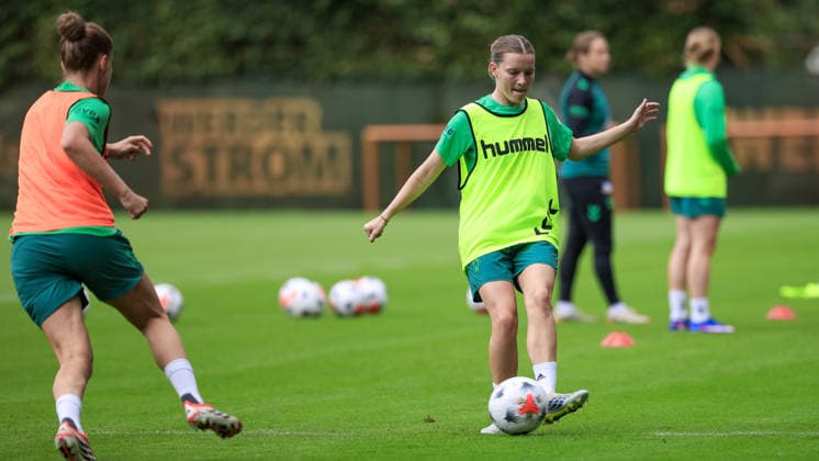 Sarah Ernst (SV Werder Bremen) am Ball, Einzelbild, Ganzkörper, Aktion, Action, Spielszene, 09.07.2026, Bremen (Deutschland), Fussball, Google Pixel Frauen-Bundesliga, Trainingsauftakt SV Werder Bremen *** Sarah Ernst of SV Werder Bremen with the ball, single frame, full body, action, game scene, July 9, 2026, Bremen, Germany, soccer, Google Pixel Women s Bundesliga, SV Werder Bremen training kickoff xobx