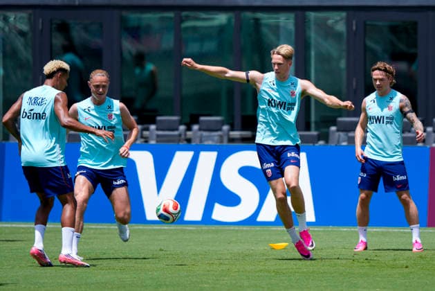 World Cup 2026 Fort Lauderdale, Florida , USA 20260709. Norway coach Stale Solbakken during a training session with the Norwegian men s national football team at Inter Miami CF Stadium. Photo: Fredrik Varfjell NTB Fort Lauderdale, Florida United States EDITORIAL USE ONLY. RESTRICTED USE FOR BETTING COMPANIES Ref:_SPOiqqNvc_i3pc.jpg *** 2026 World Cup, Fort Lauderdale, Florida, USA 20260709 Norway coach Stale Solbakken during a training session with the Norwegian men’s national soccer team at Inter Miami CF Stadium Photo Fredrik Varfjell NTB Fort Lauderdale, Florida, United States EDITORIAL USE ONLY RESTRICTED USE FOR BETTING COMPANIES  Copyright: xFredrikxVarfjellx xNTBx