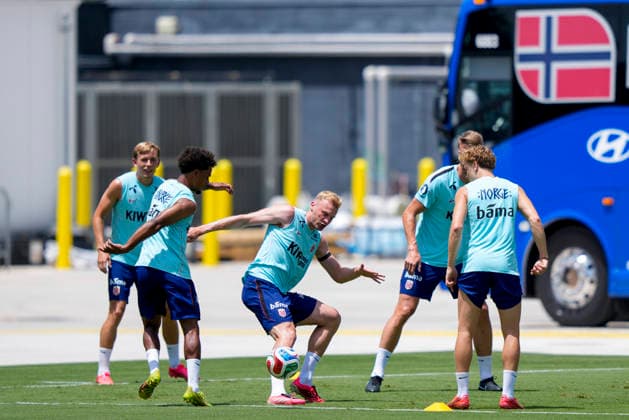 World Cup 2026 Fort Lauderdale, Florida , USA 20260709. Norway coach Stale Solbakken during a training session with the Norwegian men s national football team at Inter Miami CF Stadium. Photo: Fredrik Varfjell NTB Fort Lauderdale, Florida United States EDITORIAL USE ONLY. RESTRICTED USE FOR BETTING COMPANIES Ref:_SPOi2TCLs6MIvY.jpg *** 2026 World Cup, Fort Lauderdale, Florida, USA 20260709 Norway coach Stale Solbakken during a training session with the Norwegian men’s national soccer team at Inter Miami CF Stadium. Photo: Fredrik Varfjell, NTB. Fort Lauderdale, Florida, United States. EDITORIAL USE ONLY. RESTRICTED USE FOR BETTING COMPANIES.  Copyright: xFredrikxVarfjellx xNTBx
