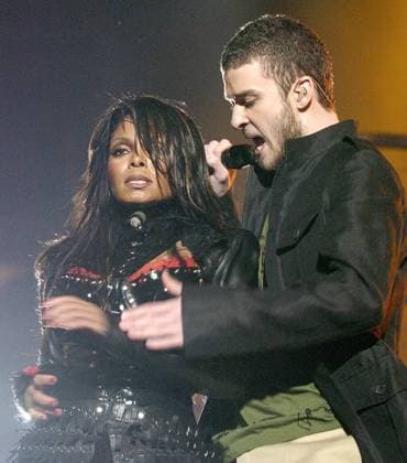 USA SUPER BOWL USA SUPER BOWL epa00127580 Singers Janet Jackson (L) and Justin Timberlake perform during the halftime show at Super Bowl XXXVIII in Houston, Texas Sunday 01 February 2004. Houston United States  Copyright: xRHONAxWISEx