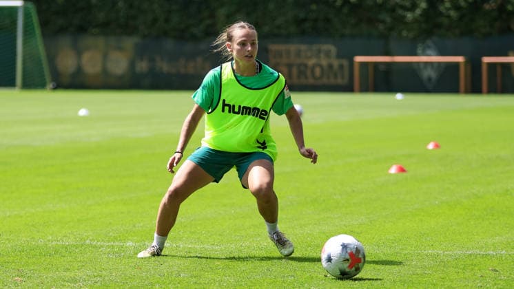 Chiara D Angelo (SV Werder Bremen) am Ball, Freisteller, Einzelbild, Ganzkörper, Aktion, Action, Spielszene, 09.07.2026, Bremen (Deutschland), Fussball, Google Pixel Frauen-Bundesliga, Trainingsauftakt SV Werder Bremen *** Chiara D Angelo of SV Werder Bremen on the ball, cutout, single frame, full body, action, game scene, July 9, 2026, Bremen, Germany, soccer, Google Pixel Women s Bundesliga, SV Werder Bremen training kickoff xobx