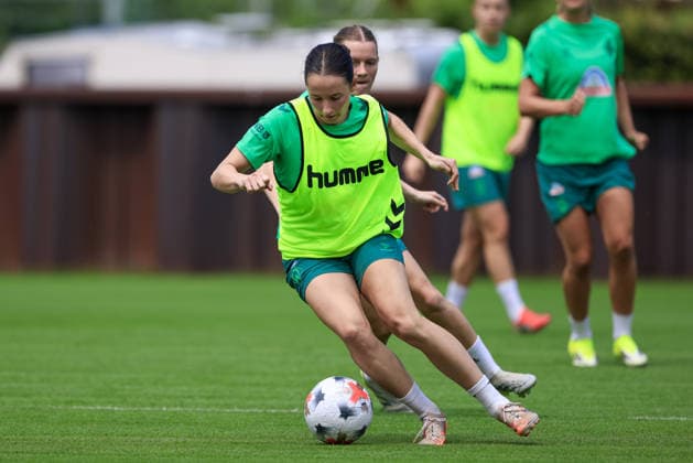 Elena Mühlemann (SV Werder Bremen) am Ball, Einzelbild, Ganzkörper, Aktion, Action, Spielszene, 09.07.2026, Bremen (Deutschland), Fussball, Google Pixel Frauen-Bundesliga, Trainingsauftakt SV Werder Bremen *** Elena Mühlemann of SV Werder Bremen with the ball, single frame, full-body shot, action, game scene, July 9, 2026, Bremen, Germany, soccer, Google Pixel Women s Bundesliga, SV Werder Bremen training kickoff xobx