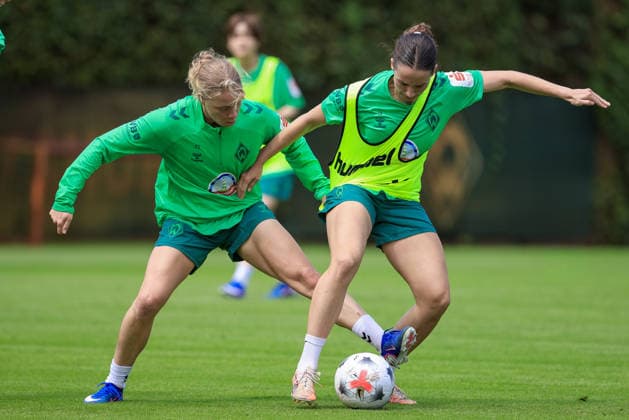 v.li.: Elena Dhont (SV Werder Bremen) und Elena Mühlemann (SV Werder Bremen) im Zweikampf, Duell, Dynamik, Aktion, Action, Spielszene, 09.07.2026, Bremen (Deutschland), Fussball, Google Pixel Frauen-Bundesliga, Trainingsauftakt SV Werder Bremen *** From left: Elena Dhont (SV Werder Bremen) and Elena Mühlemann (SV Werder Bremen) in a one-on-one battle, duel, dynamic moment, action, game scene, July 9, 2026, Bremen, Germany, soccer, Google Pixel Women s Bundesliga, SV Werder Bremen s first training session of the season xobx