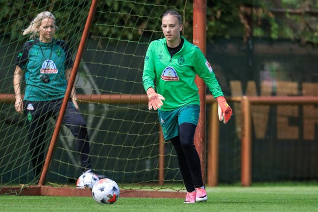 Sinem Özdemir (Torhüterin, Torwart, SV Werder Bremen) am Ball, Einzelbild, Ganzkörper, Aktion, Action, Spielszene, 09.07.2026, Bremen (Deutschland), Fussball, Google Pixel Frauen-Bundesliga, Trainingsauftakt SV Werder Bremen *** Sinem Özdemir, goalkeeper, SV Werder Bremen, on the ball, single frame, full-body shot, action, game scene, July 9, 2026, Bremen, Germany, soccer, Google Pixel Women s Bundesliga, SV Werder Bremen training kickoff xobx