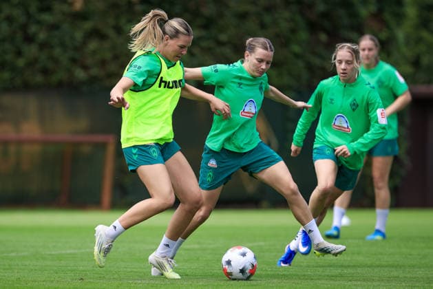 v.li.: Juliane Wirtz (SV Werder Bremen) und Sarah Ernst (SV Werder Bremen) im Zweikampf, Duell, Dynamik, Aktion, Action, Spielszene, 09.07.2026, Bremen (Deutschland), Fussball, Google Pixel Frauen-Bundesliga, Trainingsauftakt SV Werder Bremen *** From left: Juliane Wirtz (SV Werder Bremen) and Sarah Ernst (SV Werder Bremen) in a one-on-one battle, duel, dynamic moment, action, game scene, July 9, 2026, Bremen, Germany, soccer, Google Pixel Women s Bundesliga, SV Werder Bremen s first training session of the season xobx