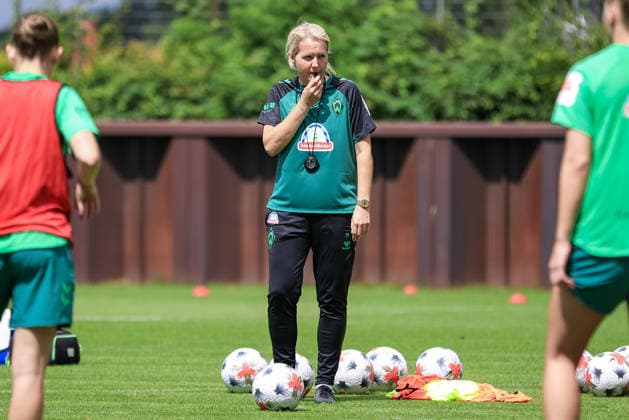 Friederike Kromp (Fritzy Kromp, Trainerin, Cheftrainerin, SV Werder Bremen) pfeift, pustet in die Trillerpfeife, bläst in die Pfeife, 09.07.2026, Bremen (Deutschland), Fussball, Google Pixel Frauen-Bundesliga, Trainingsauftakt SV Werder Bremen *** Friederike Kromp (Fritzy Kromp), coach, head coach, SV Werder Bremen, blows her whistle, 09 07 2026, Bremen, Germany, soccer, Google Pixel Women’s Bundesliga, SV Werder Bremen’s first training session of the season xobx
