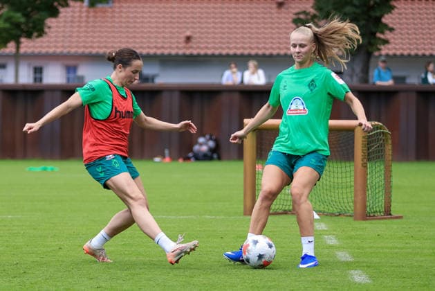v.li.: Elena Mühlemann (SV Werder Bremen) und Isabella Jaron (SV Werder Bremen) im Zweikampf, Duell, Dynamik, Aktion, Action, Spielszene, 09.07.2026, Bremen (Deutschland), Fussball, Google Pixel Frauen-Bundesliga, Trainingsauftakt SV Werder Bremen *** From left: Elena Mühlemann (SV Werder Bremen) and Isabella Jaron (SV Werder Bremen) in a one-on-one battle; duel; dynamic; action; game scene; July 9, 2026; Bremen, Germany; soccer; Google Pixel Women s Bundesliga; SV Werder Bremen s first training session of the season xobx