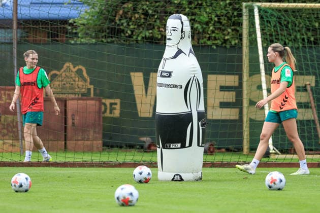 v.li.: Sarah Ernst (SV Werder Bremen), eine Trainingsfigur, Trainingsdummy und Juliane Wirtz (SV Werder Bremen) sammeln Bälle ein, 09.07.2026, Bremen (Deutschland), Fussball, Google Pixel Frauen-Bundesliga, Trainingsauftakt SV Werder Bremen *** From left: Sarah Ernst of SV Werder Bremen, a training mannequin, a training dummy, and Juliane Wirtz of SV Werder Bremen collect balls, July 9, 2026, Bremen, Germany, soccer, Google Pixel Women s Bundesliga, SV Werder Bremen training kickoff xobx