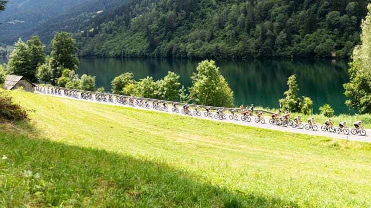 09.07.2026, Franz Josefs Höhe, AUT, Lidl Tour of Austria 2026, Etappe 2 von Bad Kleinkirchheim nach Franz Josefs Höhe Großglockner (188,8 km), im Bild das Peloton bei Bodesdorf am Ossiachersee peloton during the stage 2 from Bad Kleinkirchheim to Franz Josefs Höhe Großglockner (188,8 km) of the Tour of Austria. Franz Josefs Höhe, Austria on 2026 07 09. Pictures 2026, PhotoCredit: Johann Groder Foto:Eibner-Pressefoto Groder Franz Josefs Höhe *** July 9, 2026, Franz Josefs Höhe, Austria, Lidl Tour of Austria 2026, Stage 2 from Bad Kleinkirchheim to Franz Josefs Höhe (Großglockner), 188.8 km, Pictured: the peloton near Bodesdorf on Lake Ossiach during Stage 2 from Bad Kleinkirchheim to Franz Josefs Höhe, Großglockner (188.8 km) of the Tour of Austria, Franz Josefs Höhe, Austria, on July 9, 2026. Photos from 2026, Photo Credit: Johann Groder, Photo: Eibner, Press Photo: Groder, Franz Josefs Höhe  EP_gro