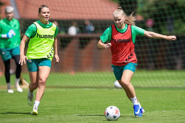 v.li.: Juliane Wirtz (SV Werder Bremen) und Isabella Jaron (SV Werder Bremen) im Zweikampf, Duell, Dynamik, Aktion, Action, Spielszene, 09.07.2026, Bremen (Deutschland), Fussball, Google Pixel Frauen-Bundesliga, Trainingsauftakt SV Werder Bremen *** From left: Juliane Wirtz (SV Werder Bremen) and Isabella Jaron (SV Werder Bremen) in a one-on-one battle, duel, dynamic moment, action, game scene, July 9, 2026, Bremen, Germany, soccer, Google Pixel Women s Bundesliga, SV Werder Bremen s first training session of the season xobx