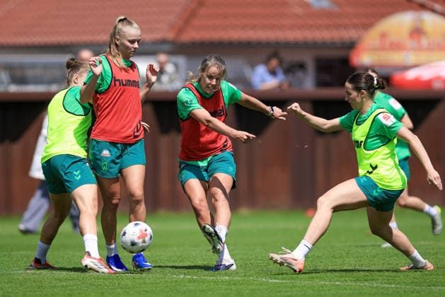 v.li.: Isabella Jaron (SV Werder Bremen), Lena Petermann (SV Werder Bremen) beim Torschuss, schießt auf das Tor, am Ball, Aktion, Action, Spielszene und Elena Mühlemann (SV Werder Bremen), 09.07.2026, Bremen (Deutschland), Fussball, Google Pixel Frauen-Bundesliga, Trainingsauftakt SV Werder Bremen *** From left: Isabella Jaron (SV Werder Bremen), Lena Petermann (SV Werder Bremen) taking a shot on goal, on the ball, action, game scene, and Elena Mühlemann (SV Werder Bremen), July 9, 2026, Bremen, Germany, soccer, Google Pixel Women’s Bundesliga, start of training for SV Werder Bremen xobx