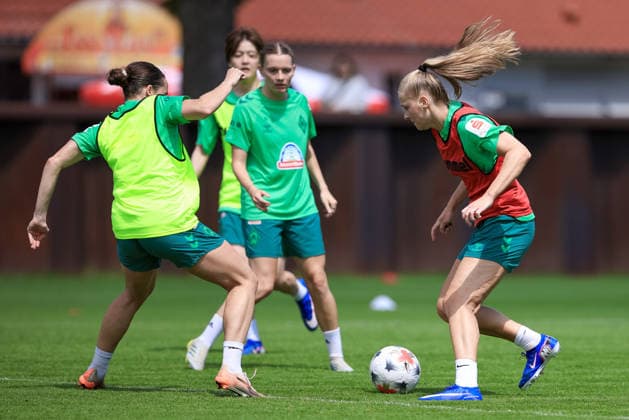 v.li.: Elena Mühlemann (SV Werder Bremen) und Isabella Jaron (SV Werder Bremen) im Zweikampf, Duell, Dynamik, Aktion, Action, Spielszene, 09.07.2026, Bremen (Deutschland), Fussball, Google Pixel Frauen-Bundesliga, Trainingsauftakt SV Werder Bremen *** From left: Elena Mühlemann (SV Werder Bremen) and Isabella Jaron (SV Werder Bremen) in a one-on-one battle, duel, dynamic moment, action, game scene, July 9, 2026, Bremen, Germany, soccer, Google Pixel Women s Bundesliga, SV Werder Bremen s first training session of the season xobx