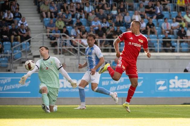 Fußball, Herren, Saison 2026 2027, Testspiel, Chemnitzer FC - 1. FC Union Berlin, v. l. Marin Ljubicic (1. FC Union Berlin) erzielt das Tor zum 0:1 gegen Torwart David Richter (Chemnitzer FC), 09.07. 2026, *** Soccer, Men s, 2026–2027 Season, Friendly Match, Chemnitzer FC vs. 1. FC Union Berlin, from left: Marin Ljubicic of 1. FC Union Berlin scores the goal to make it 0–1 past Chemnitzer FC goalkeeper David Richter, July 9, 2026, Copyright: xMatthiasxKochx