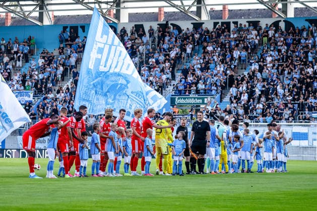 Mannschaft von Carl Klaus (1. FC Union Berlin, 25) und Ron Berlinski (Chemnitzer FC, 09) mit Luis Riedel (Schiedsrichter, DFB) vor dem Anpfiff, Chemnitzer FC vs 1. FC Union Berlin, Fussball, Testspiel, Saison 2026 27, 09.07.2026,¨ DFL REGULATIONS PROHIBIT ANY USE OF PHOTOGRAPHS AS IMAGE SEQUENCES AND OR QUASI-VIDEO,¨ Chemnitzer FC vs 1. FC Union Berlin, Fussball, Testspiel, Saison 2026 27, 09.07.2026 Chemnitz *** The team of Carl Klaus (1 FC Union Berlin, 25) and Ron Berlinski (Chemnitzer FC, 09), with referee Luis Riedel (DFB), before kickoff, Chemnitzer FC vs. 1 FC Union Berlin, soccer, friendly match, 2026–27 season, July 9, 2026, DFL regulations prohibit any use of photographs as image sequences and or quasi-video, Chemnitzer FC vs. 1 FC Union Berlin, soccer, friendly match, 2026–27 season, July 9, 2026, Chemnitz Copyright: xEibner-Pressefoto LauraxRoemerx EP_LRR