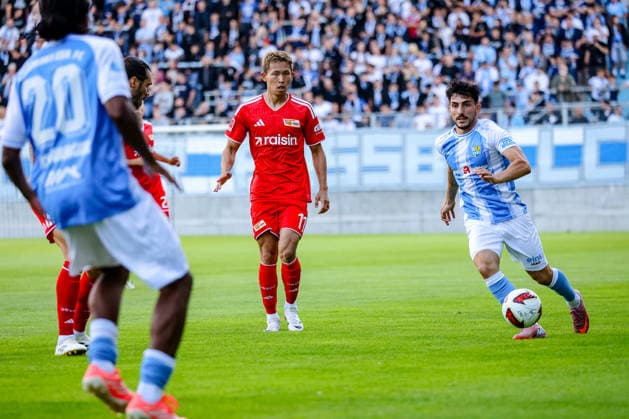 Woo-Yeong Jeong (1. FC Union Berlin, 11), Domenico Alberico (Chemnitzer FC, 10) am Ball, Pass, Chemnitzer FC vs 1. FC Union Berlin, Fussball, Testspiel, Saison 2026 27, 09.07.2026,¨ DFL REGULATIONS PROHIBIT ANY USE OF PHOTOGRAPHS AS IMAGE SEQUENCES AND OR QUASI-VIDEO,¨ Chemnitzer FC vs 1. FC Union Berlin, Fussball, Testspiel, Saison 2026 27, 09.07.2026 Chemnitz *** Woo Yeong Jeong, 1 FC Union Berlin, 11, Domenico Alberico, Chemnitzer FC, 10, on the ball, pass, Chemnitzer FC vs. 1 FC Union Berlin, soccer, friendly match, 2026–27 season, July 9, 2026, DFL regulations prohibit any use of photographs as image sequences and or quasi-video, Chemnitzer FC vs. 1 FC Union Berlin, soccer, friendly match, 2026–27 season, July 9, 2026, Chemnitz Copyright: xEibner-Pressefoto LauraxRoemerx EP_LRR