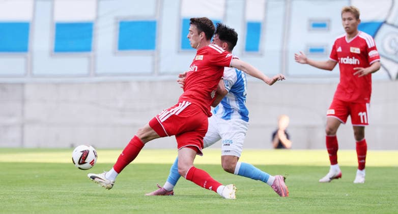 Chemnitz, 09.07.2026, Stadion an der Gellertstraße, Fußball, Testspiel , Chemnitzer FC vs. 1.FC Union Berlin , Im Bild von links; Janik Haberer ( 19, Union), Domenico Alberico (10, Chemnitz). , Nur zur redaktionellen Nutzung. Only editorial use. , *** Chemnitz, July 9, 2026, Gellertstraße Stadium, Soccer, Friendly Match, Chemnitzer FC vs. 1. FC Union Berlin, Pictured from left: Janik Haberer (19), Union; Domenico Alberico (10), Chemnitz; For editorial use only, Picture Point