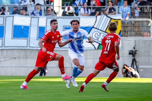 Andrej Ilic (1. FC Union Berlin, 23) und Dennis Salmar (Chemnitzer FC, 21) Zweikampf, Duell, Kampf am Ball, Woo-Yeong Jeong (1. FC Union Berlin, 11), Chemnitzer FC vs 1. FC Union Berlin, Fussball, Testspiel, Saison 2026 27, 09.07.2026,¨ DFL REGULATIONS PROHIBIT ANY USE OF PHOTOGRAPHS AS IMAGE SEQUENCES AND OR QUASI-VIDEO,¨ Chemnitzer FC vs 1. FC Union Berlin, Fussball, Testspiel, Saison 2026 27, 09.07.2026 Chemnitz *** Andrej Ilic, 1 FC Union Berlin, 23, and Dennis Salmar, Chemnitzer FC, 21—tackle, duel, battle for the ball, Woo Yeong Jeong, 1 FC Union Berlin, 11, Chemnitzer FC vs. 1 FC Union Berlin, soccer, friendly match, 2026–27 season, July 9, 2026, DFL regulations prohibit any use of photographs as image sequences and or quasi-video, Chemnitzer FC vs. 1. FC Union Berlin, soccer, friendly match, 2026–27 season, July 9, 2026, Chemnitz Copyright: xEibner-Pressefoto LauraxRoemerx EP_LRR