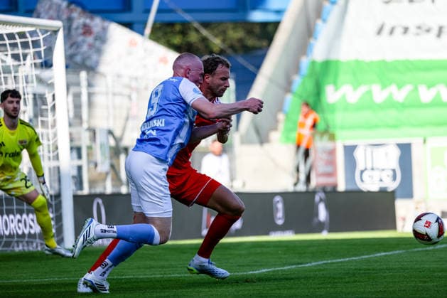 Ron Berlinski (Chemnitzer FC, 09) und Marvin Friedrich (1. FC Union Berlin, 05) Zweikampf, Duell, Kampf am Ball, Chemnitzer FC vs 1. FC Union Berlin, Fussball, Testspiel, Saison 2026 27, 09.07.2026,¨ DFL REGULATIONS PROHIBIT ANY USE OF PHOTOGRAPHS AS IMAGE SEQUENCES AND OR QUASI-VIDEO,¨ Chemnitzer FC vs 1. FC Union Berlin, Fussball, Testspiel, Saison 2026 27, 09.07.2026 Chemnitz *** Ron Berlinski, Chemnitzer FC, 09, and Marvin Friedrich, 1 FC Union Berlin, 05—tackle, duel, battle for the ball, Chemnitzer FC vs. 1 FC Union Berlin, soccer, friendly match, 2026–27 season, July 9, 2026, DFL regulations prohibit any use of photographs as image sequences and or quasi-video, Chemnitzer FC vs. 1. FC Union Berlin, soccer, friendly match, 2026–27 season, July 9, 2026, Chemnitz Copyright: xEibner-Pressefoto LauraxRoemerx EP_LRR