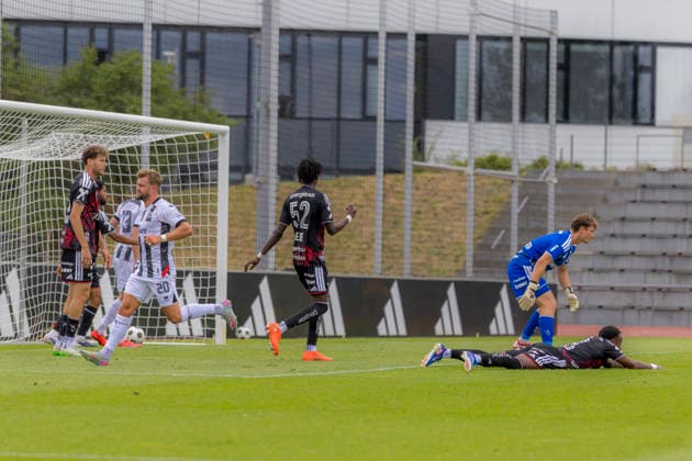 Herzogenaurach, Deutschland 09. Juli 2026: Testspiel - 2026 2027 - FC Ingolstadt 04 gegen LASK Linz Im Bild: 2. v.li. Torschütze Yannick Deichmann (FCI) jubelt nach seinem Tor zum 1:0 Adi Dassler Sportplatz Bayern *** Herzogenaurach, Germany, July 9, 2026 Friendly Match 2026–2027: FC Ingolstadt 04 vs. LASK Linz. Pictured, second from left: Goal scorer Yannick Deichmann of FCI celebrates after scoring the 1–0 goal at Adi Dassler Sportplatz, Bavaria. Copyright: xFotostandx xSchäferx