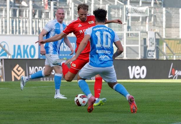 CFC vs 1. FC Union Berlin 09.07.2026 Chemnitz, eins Stadion- An der Gellertstrasse, Fussball, Regionalliga Nordost, , Testspiel , CFC, CFC vs 1. FC Union Berlin Ron Berlinski (links) und Domenico Alberico (rechts) gegen einen Union- Spieler Chemnitz Sachsen BRD *** CFC vs. 1. FC Union Berlin, July 9, 2026, Chemnitz, eins Stadion on Gellertstrasse, Sports, Soccer, Northeast Regional League, , Friendly Match, CFC, CFC vs. 1 FC Union Berlin: Ron Berlinski (left) and Domenico Alberico (right) against a Union player, Chemnitz, Saxony, FRG