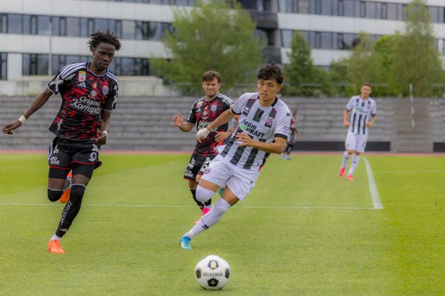 Herzogenaurach, Deutschland 09. Juli 2026: Testspiel - 2026 2027 - FC Ingolstadt 04 gegen LASK Linz Im Bild: v. li. im Zweikampf Cheikne Kebe (LASK) und Jong-min Seo (FCI) Adi Dassler Sportplatz Bayern *** Herzogenaurach, Germany, July 9, 2026: 2026-2027 preseason match between FC Ingolstadt 04 and LASK Linz. Pictured, from left, in a tackle: Cheikne Kebe (LASK) and Jong-min Seo (FCI) at the Adi Dassler Sports Field in Bavaria. Copyright: xFotostandx xSchäferx